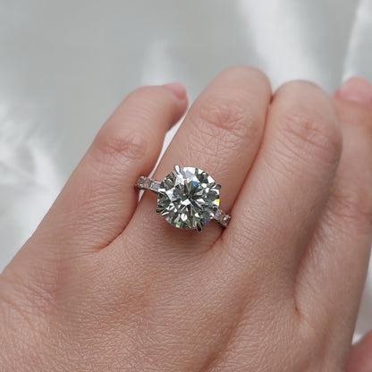 Verlobungsring mit rundem Diamanten und verstecktem Halo und Baguette-Band