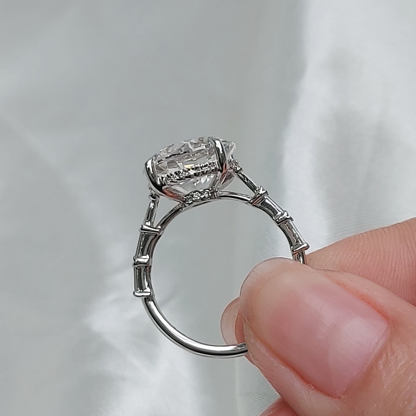 Verlobungsring mit rundem Diamanten und verstecktem Halo und Baguette-Band