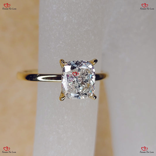 Bague de fiançailles exquise avec diamant taille coussin