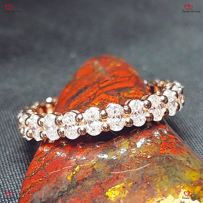 Ovaler Eternity-Ring mit Diamanten