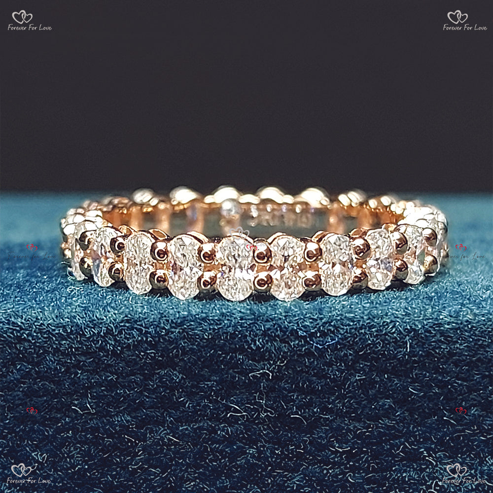 Ovaler Eternity-Ring mit Diamanten