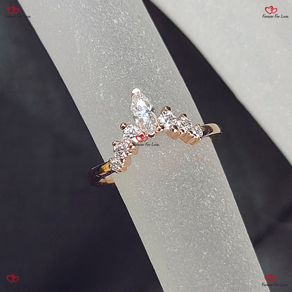 Alliance incurvée avec moissanite vintage et diamants taille marquise