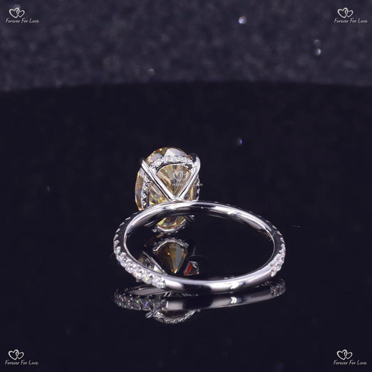 Bague de fiançailles en or blanc avec moissanite à taille ovale