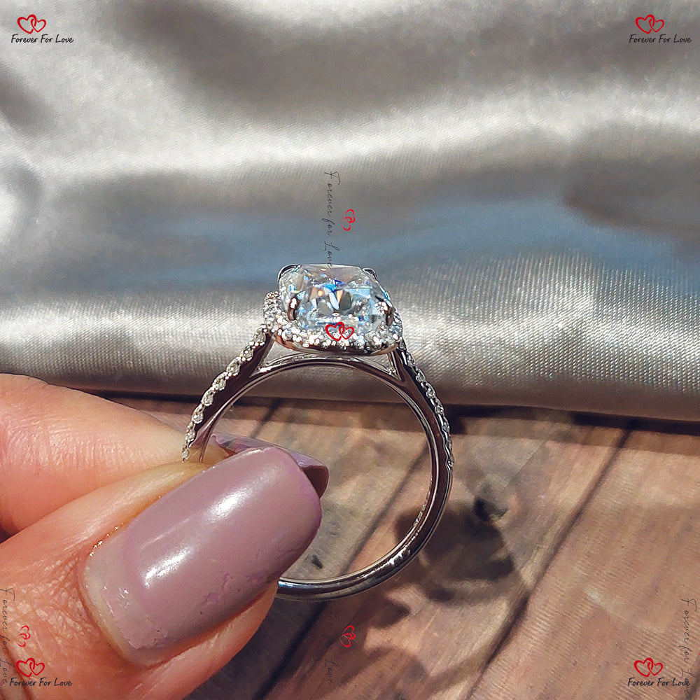 Bague de fiançailles en moissanite taille coussin avec halo caché - Solitaire hybride en glace pilée en or massif