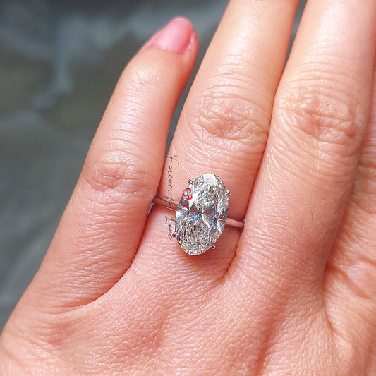 Bague de fiançailles solitaire avec diamant ovale