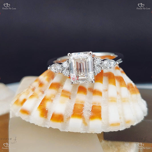 Bague de fiançailles trilogie en diamant taille émeraude avec diamants latéraux taille marquise