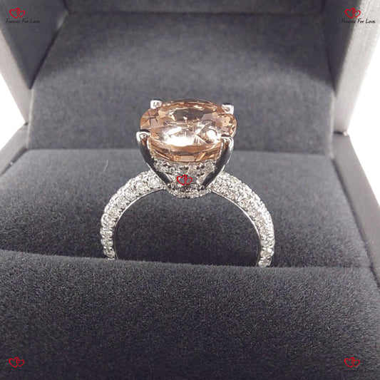 Bague de fiançailles en morganite de 3 1/2 carats avec diamants halo cachés.