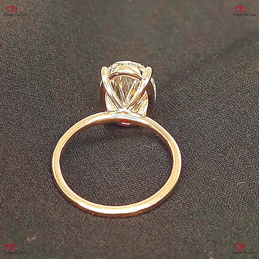 Bague de fiançailles avec diamant taille ovale