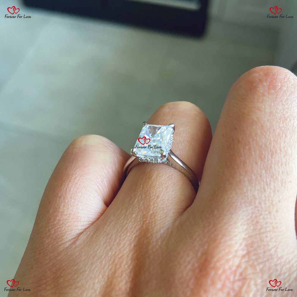 Bague de fiançailles allongée en moissanite taille radiante à effet glace pilée