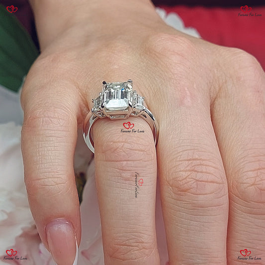 Bague de fiançailles en moissanite taille émeraude à l'élégance intemporelle