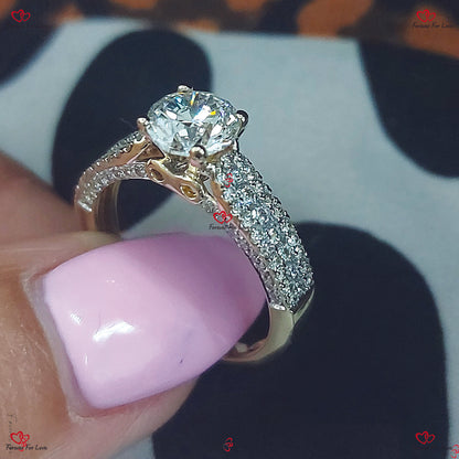 Bague de fiançailles avec diamant solitaire et pavé de trois rangées