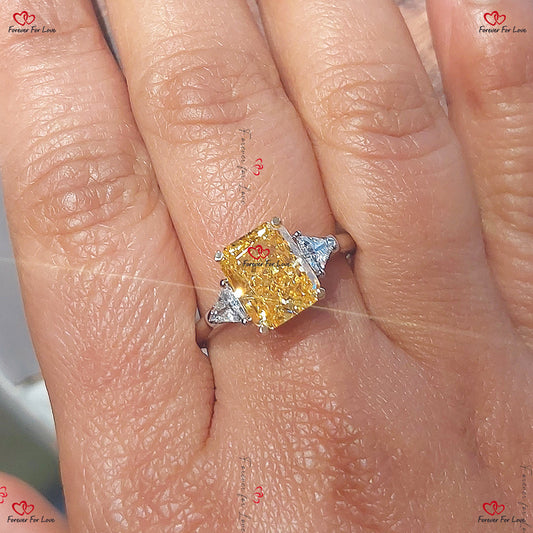 4 Karat Fancy Intense Yellow Kissenschliff Labor-Diamant-Verlobungsring mit seitlichen Diamanten im Trillionschliff - Massivgold/Platin