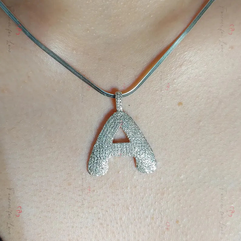 Collier en or massif avec pierres précieuses et diamants