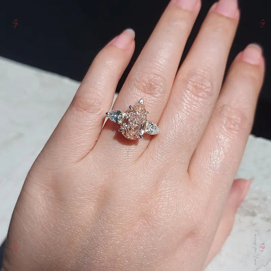 Bague de fiançailles en diamant rose taille poire à trois pierres créé en laboratoire 