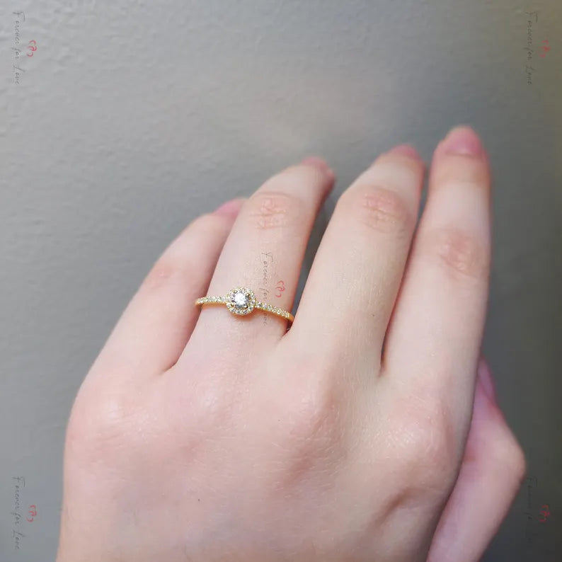 Bague en diamant rond naturel de 0,5 carat avec halo et bande pavée