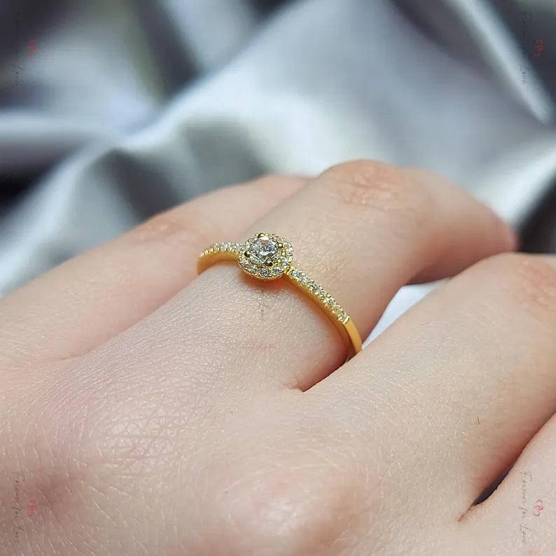 Bague en diamant rond naturel de 0,5 carat avec halo et bande pavée