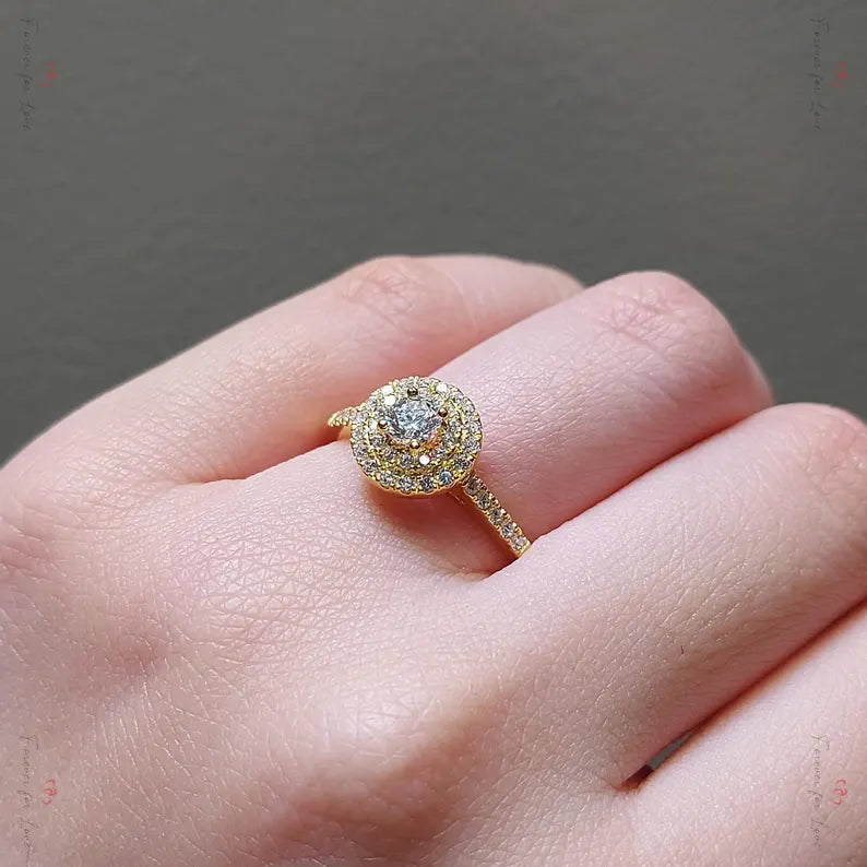 Bague en diamant rond naturel à double halo pavé de 0,5 carat