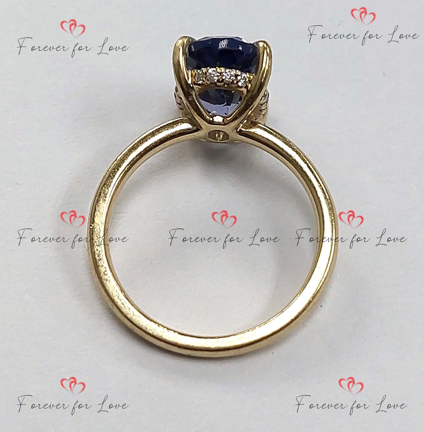 Bague unique avec tanzanite naturelle à taille ovale et accents de diamants