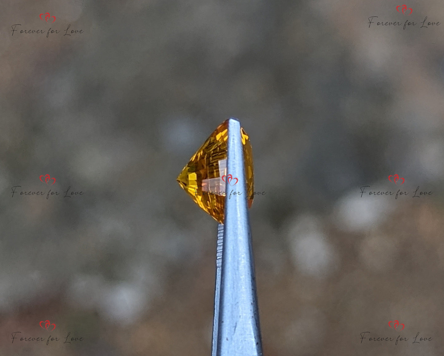 Saphir orange jaunâtre naturel ovale de Ceylan traité thermiquement de 4,09 carats