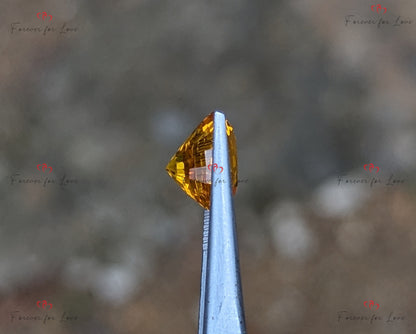 Saphir orange jaunâtre naturel ovale de Ceylan traité thermiquement de 4,09 carats