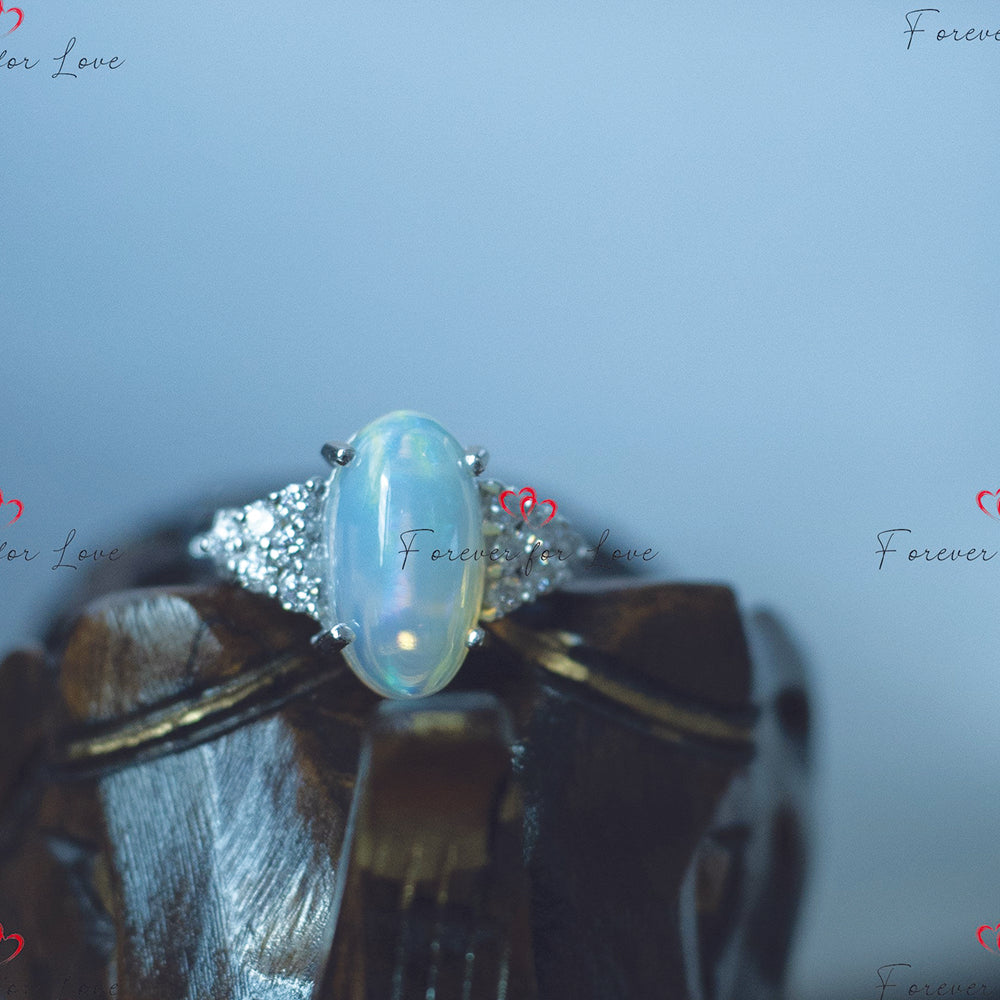 Bague de fiançailles avec opale taille ovale et grappe de diamants