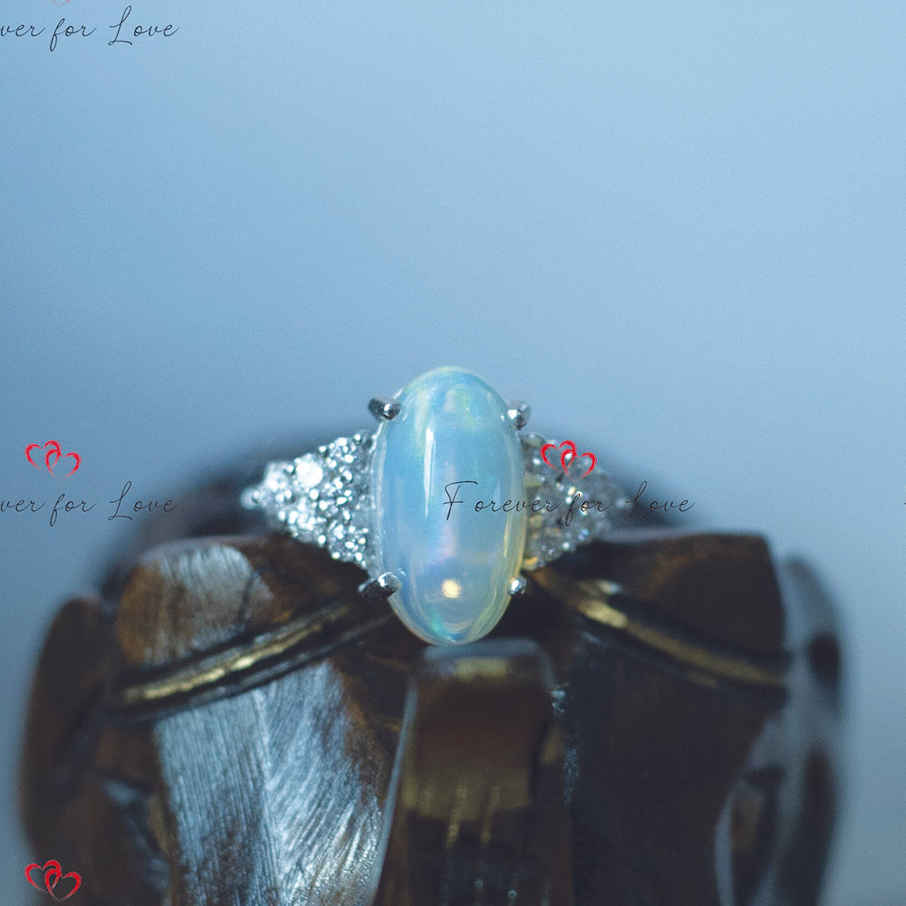 Bague de fiançailles avec opale taille ovale et grappe de diamants