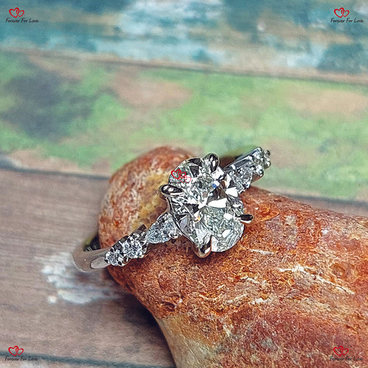 Bague de fiançailles ovale vintage avec diamants taillés en laboratoire | Bague de fiançailles ovale avec pierres latérales en diamant en forme de poire | Cadeau d'anniversaire pour elle