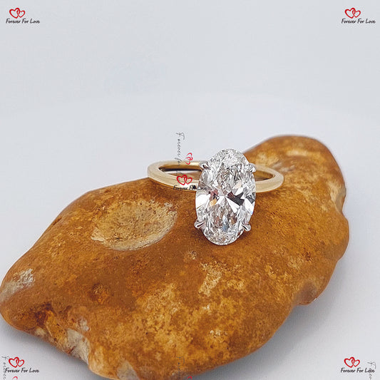 Bague de fiançailles en diamant ovale avec accents de diamants