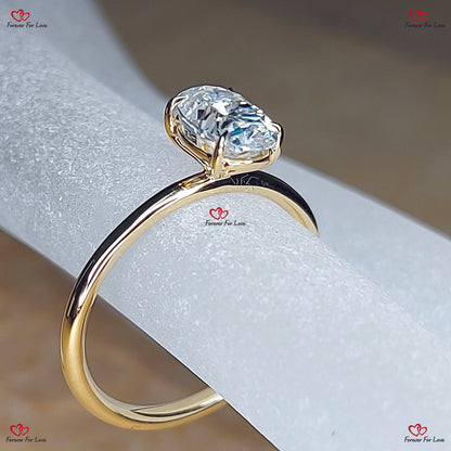 Ovaler „Forever One“-Ring aus massivem Gold mit Moissanit von Eternal Radiance