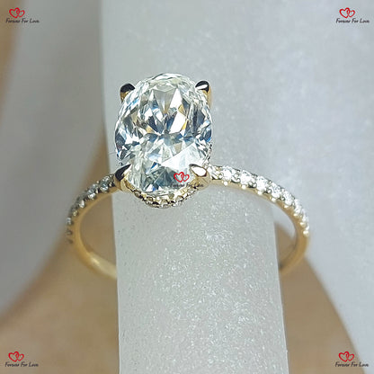 Bague de fiançailles en or massif avec moissanite à taille ovale