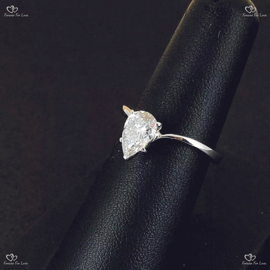 Bague de fiançailles en platine avec un véritable diamant solitaire en forme de poire certifiée GIA