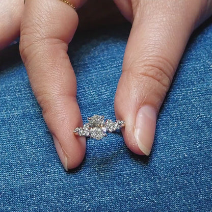 Verlobungsring mit ovalem Mittelstein und rundem Diamant-Cluster-Pavé