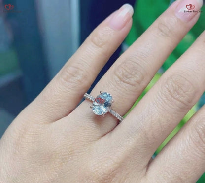 Bague de fiançailles élégante en saphir blanc taille ovale