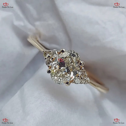 L'élégance définie : bague à trois pierres sertie de diamants ovales naturels