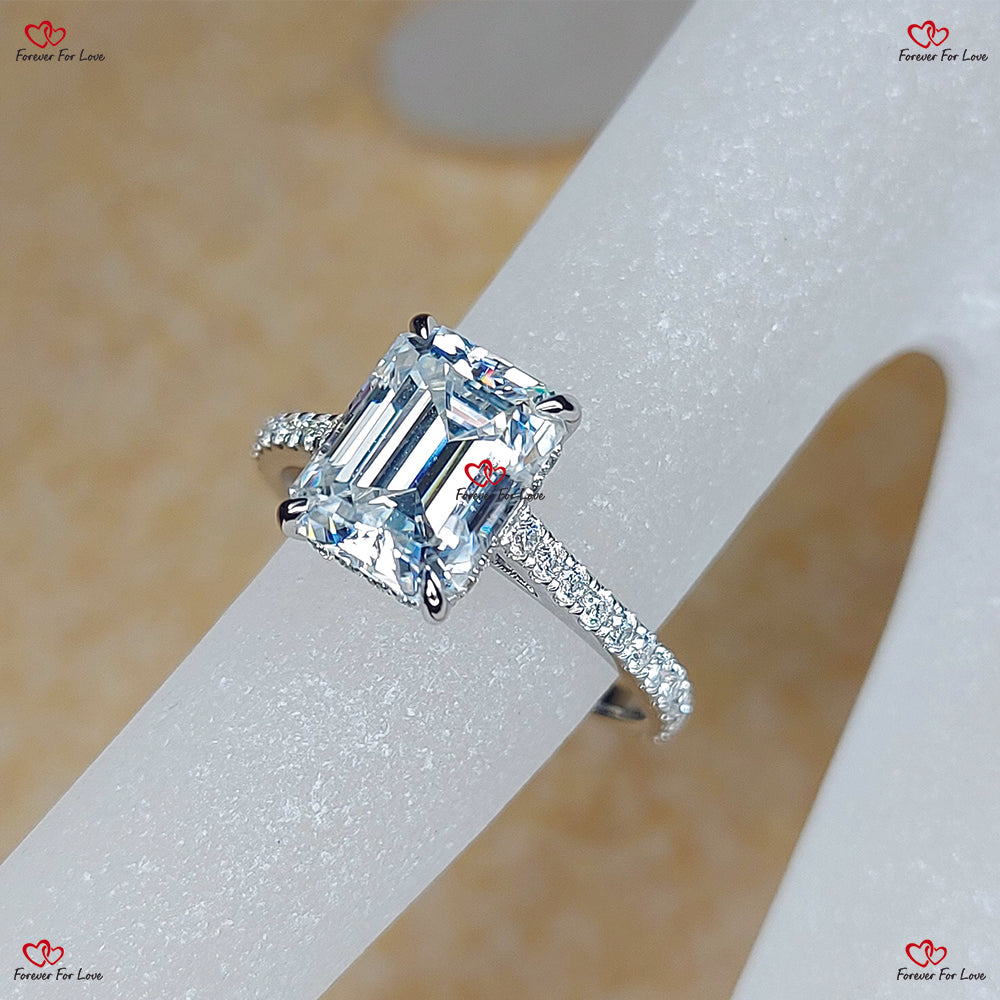 Bague de fiançailles en or blanc avec moissanite taille émeraude