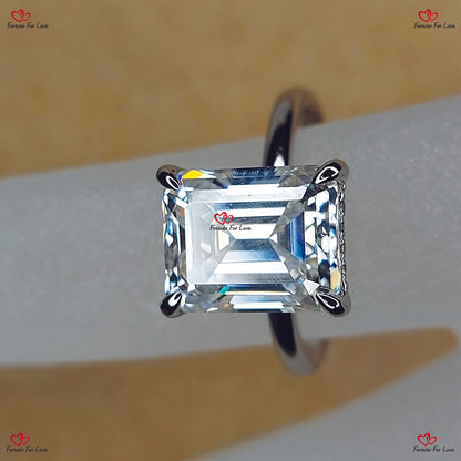 Bague de fiançailles Forever One en moissanite taille émeraude