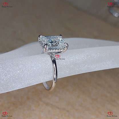 Bague de fiançailles Forever One en moissanite taille émeraude