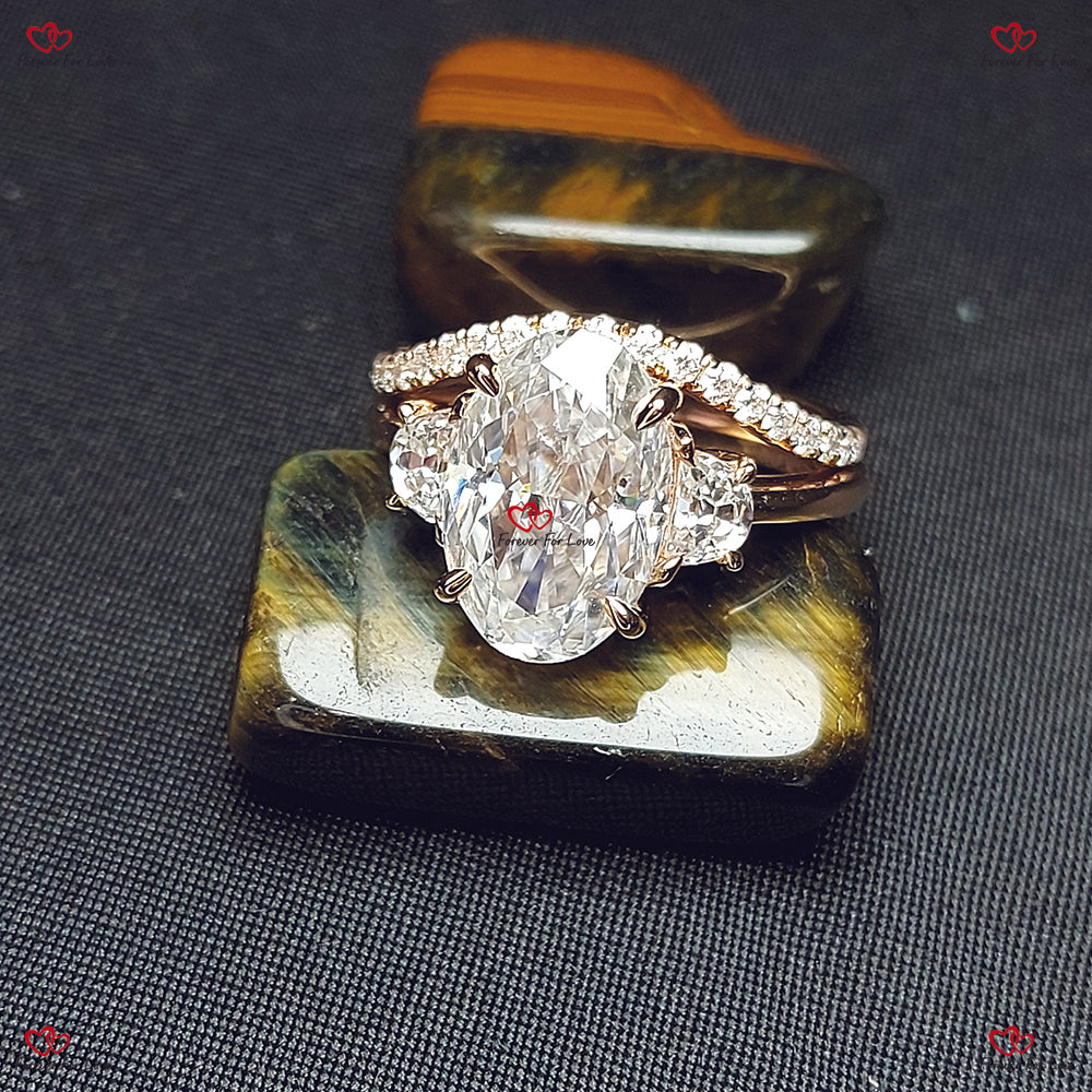 Bague de fiançailles unique en moissanite ovale – Bague à trois pierres taillées en glace pilée avec accents de pierre de lune