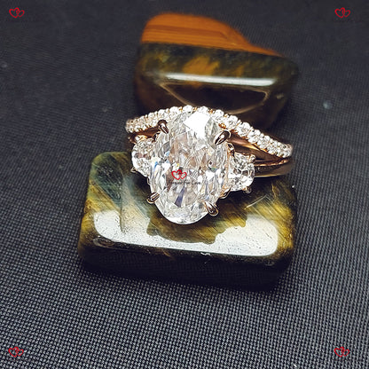 Bague de fiançailles unique en moissanite ovale – Bague à trois pierres taillées en glace pilée avec accents de pierre de lune