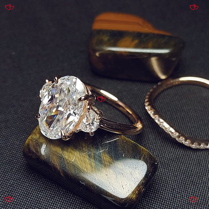 Bague de fiançailles unique en moissanite ovale – Bague à trois pierres taillées en glace pilée avec accents de pierre de lune