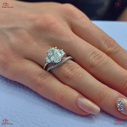 Bague de fiançailles unique en moissanite ovale – Bague à trois pierres taillées en glace pilée avec accents de pierre de lune