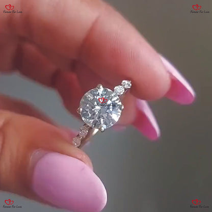 Bague de fiançailles avec halo caché en diamant taille ronde dans un anneau pavé