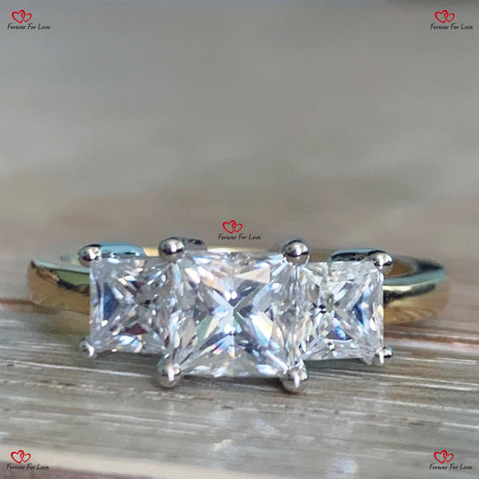 Bague de fiançailles Trilogy Elegance à 3 pierres en moissanite taille princesse