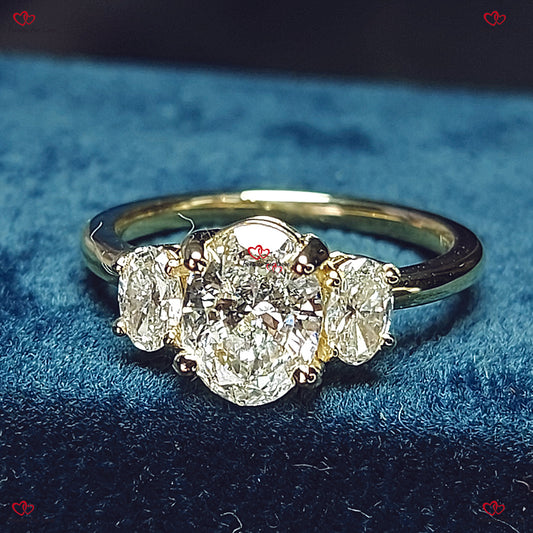 Bague de fiançailles / bague d'anniversaire avec diamants taille ovale Trilogy