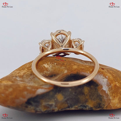 Bague de fiançailles/mariage ovale à trois pierres en or massif